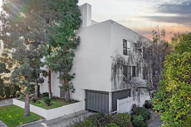 Building Photo - 1527 Veteran Ave