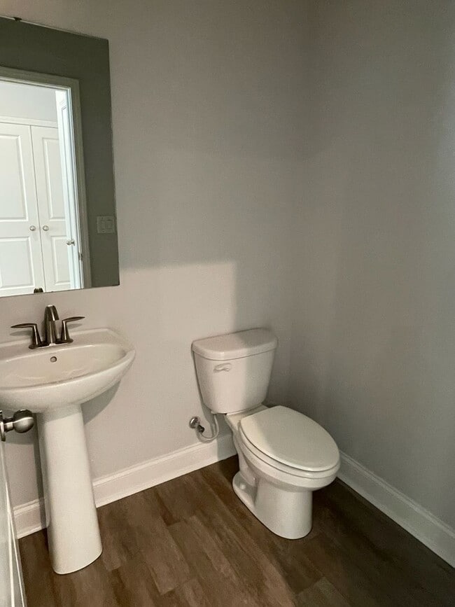 Building Photo - Amenities and Location Make this 3-Level Townhouse Amazing