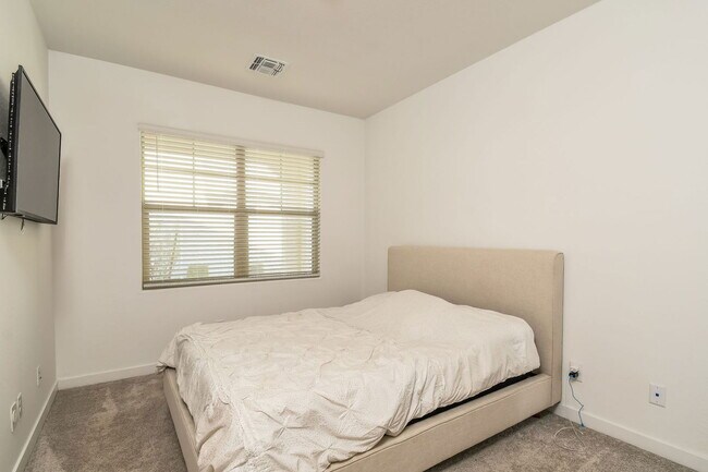 Building Photo - 9922 E Wavelength Ave