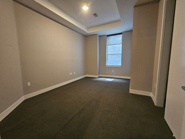 Building Photo - Congress Park High Rise Living! Huge Main Floor 2 Bed 2 Bath