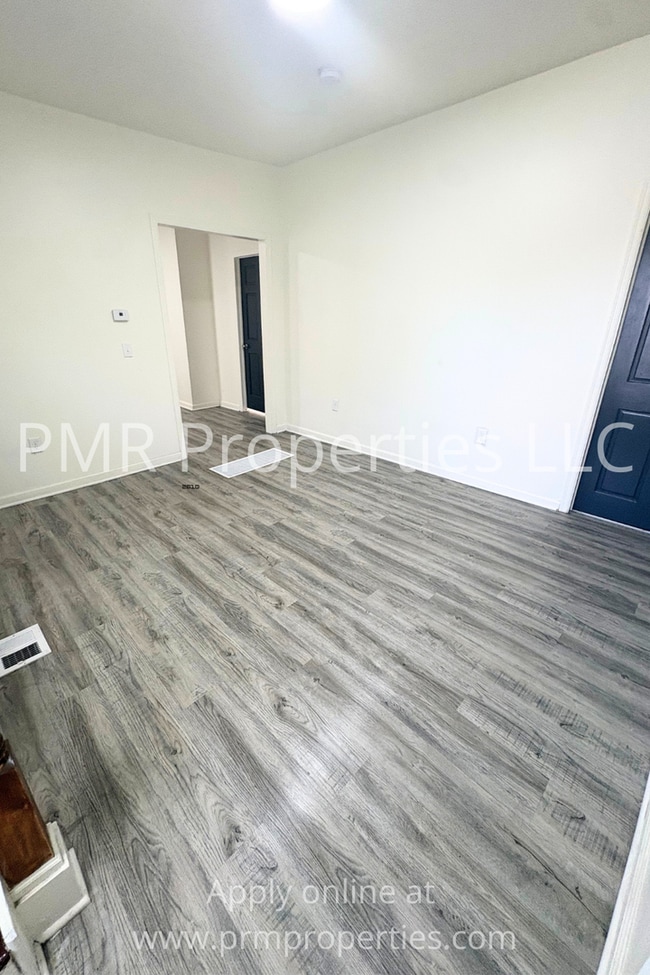 Building Photo - 3 Bedrooms / 1 Bathroom House