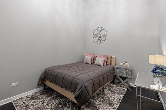 Building Photo - 1224 W Van Buren St