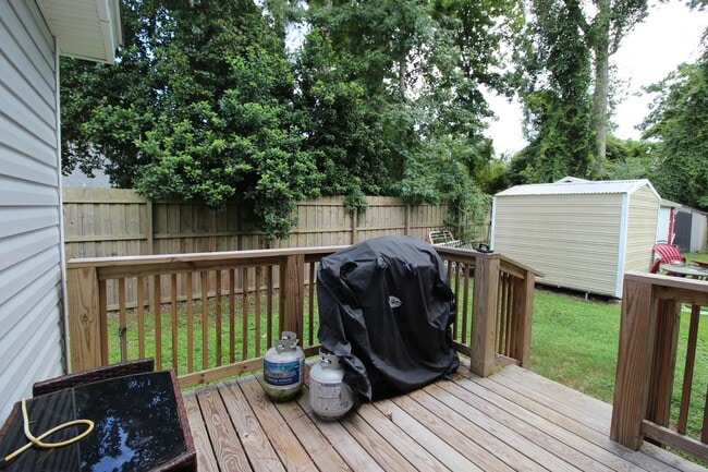 Building Photo - 3 Bedroom with extra Office Space Availabl...