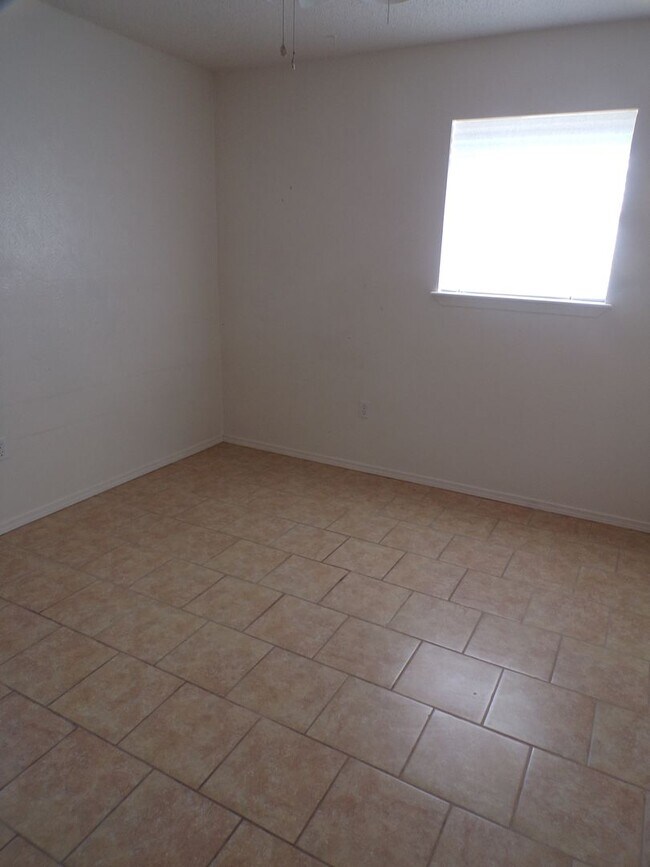 Building Photo - Great home located in Parklane