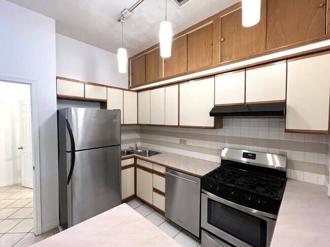 Building Photo - August 2026 Pre-Lease! One Bedroom on the Hill