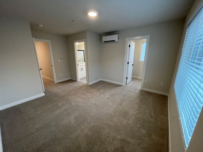 Building Photo - 4Bd/3.5Ba Snohomish Townhouse