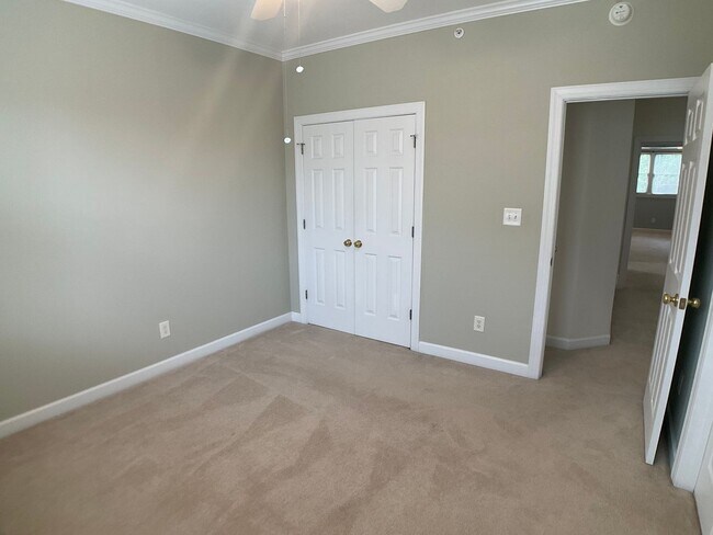 Building Photo - Gorgeous Condo in the heart of Chapel Hill