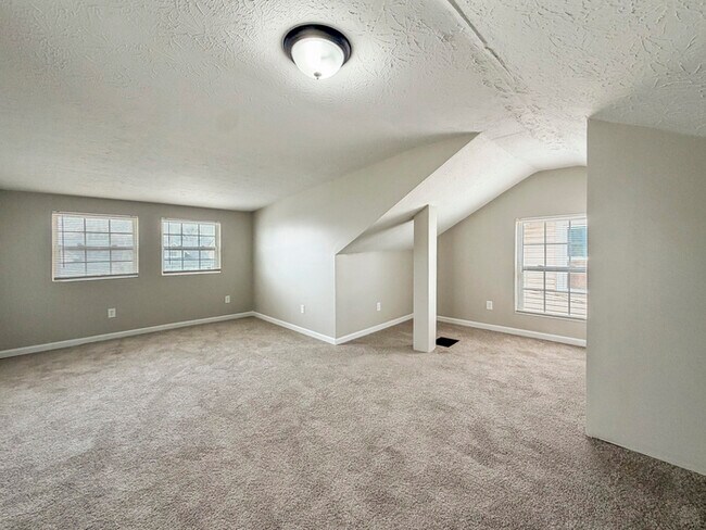 Building Photo - 823 S 38th St