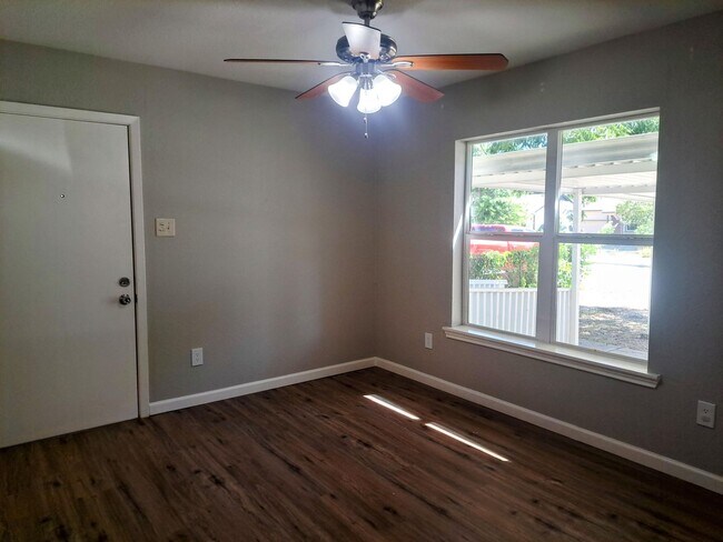 Building Photo - 4 bedroom, 2 bath home, Handicap accessible