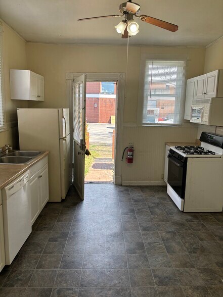 Building Photo - 163 Pope St