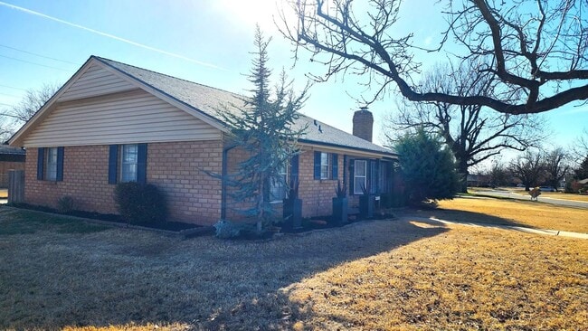 Building Photo - Beautiful 3 Bed 2 Bath Corner Lot