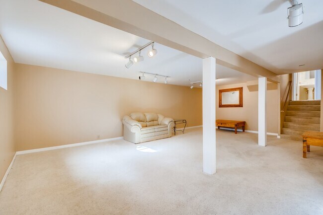 Building Photo - 121 Crawford Cir