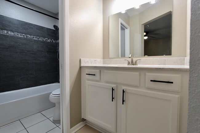 Building Photo - 200 White St