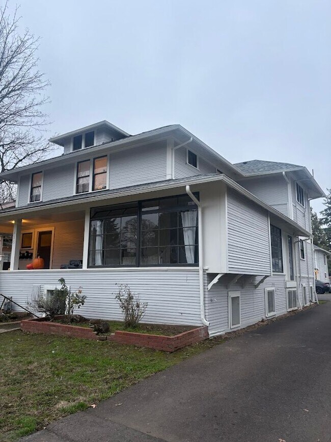 Building Photo - 4 Bedroom Ground Floor Apartment in Westside Neighborhood