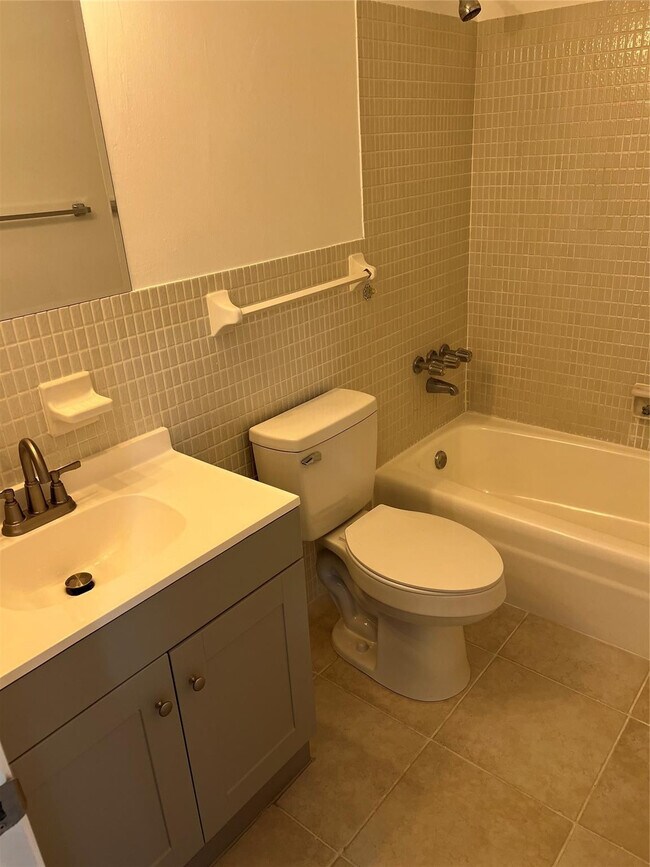 Building Photo - 2260 NE 67th St