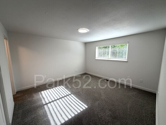 Building Photo - Newly Remodeled 3 Bedroom Duplex