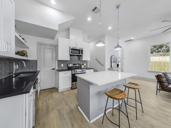 Building Photo - 2410 Vaughn St