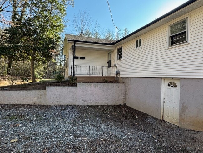 Building Photo - East AVL Spacious Apartment Ready for Occupancy!