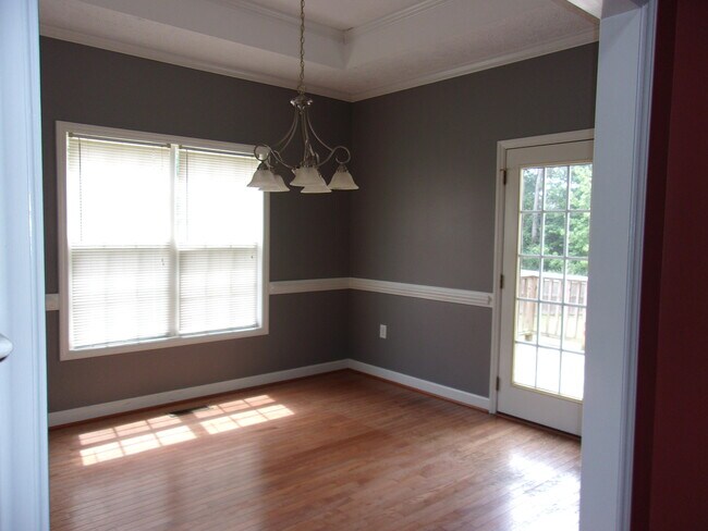 Building Photo - 1095 Magnolia Dr