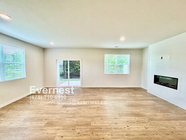 Building Photo - 3-Bedroom Home with Large Lawn and Ideal L...