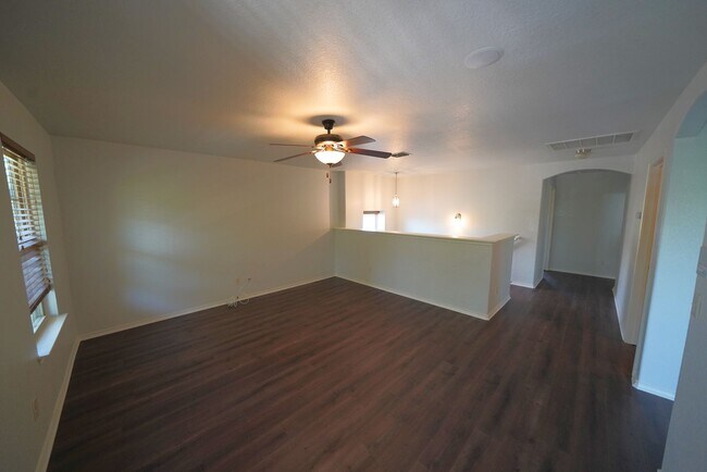 Building Photo - Great 4 Bedroom Home Now Available in Cibo...