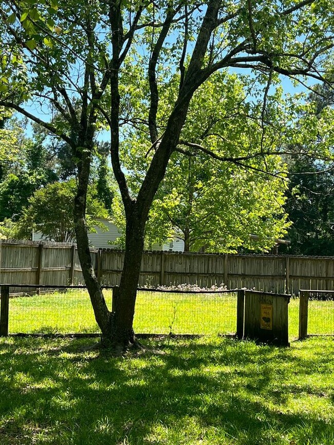 Building Photo - Freshly paint! No Carpet! Barn/Garage! Fir...