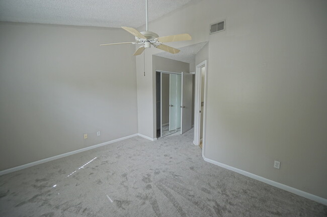 Building Photo - 2-Bedroom, 2 1/2-Bath, Gated South Tampa C...