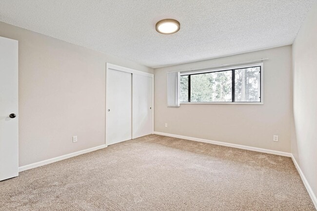 Building Photo - Clean, inviting 2-bdrm/1.5 bath unit in Milwaukie. Private patio, designated parking
