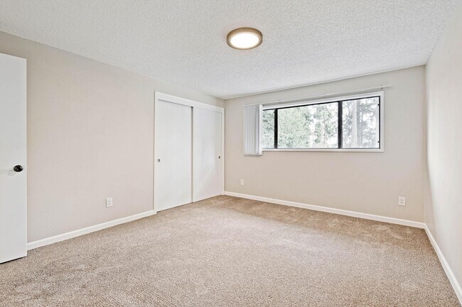 Building Photo - Clean, welcoming 2-bdrm/1.5 bath unit in Milwaukie. Private patio, quiet location, designated par...