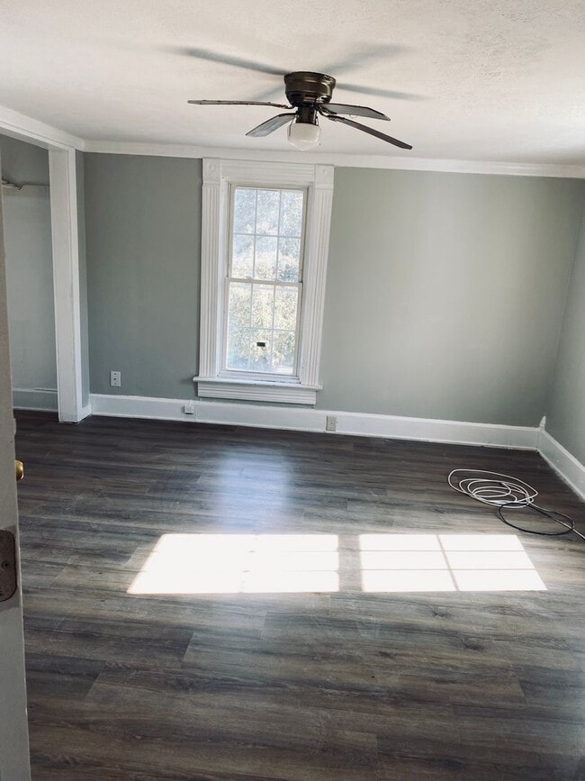 Building Photo - 3 Bedroom and 1 bath