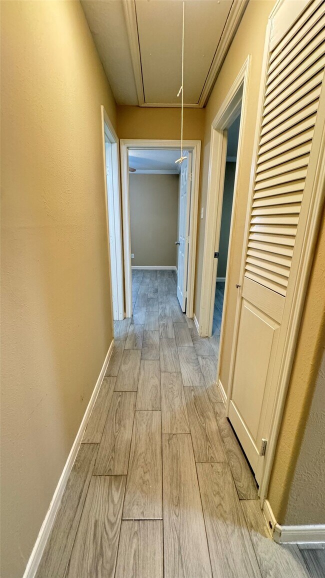 Building Photo - 3303 Glen Spring Dr