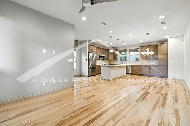 Building Photo - Modern Townhouse with Central AC and Rooft...