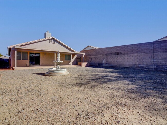 Building Photo - 3 Bedroom 2 Bathroom with Den!