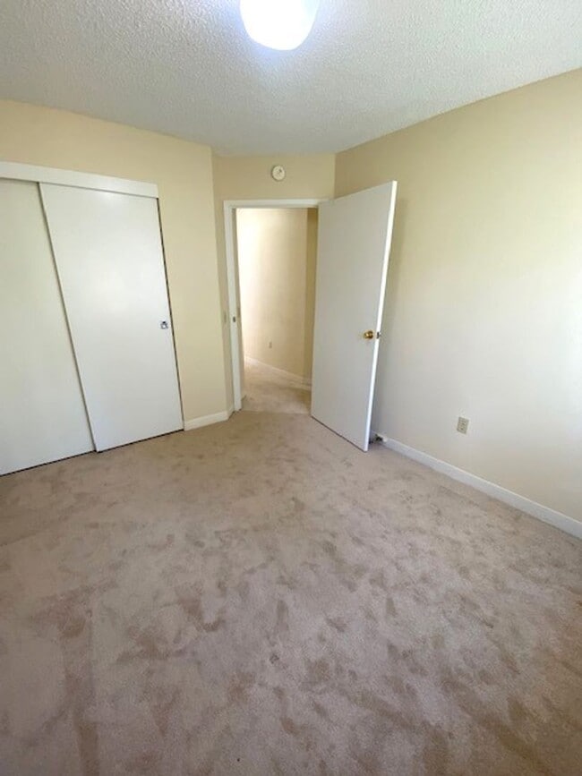 Building Photo - 2 Bedroom/ 2 Bath/ 2 pkg at Crescent Lane
