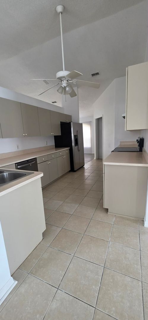 Building Photo - Spacious 3BR/2BA Home with Screened Patio and 2-Car Garage