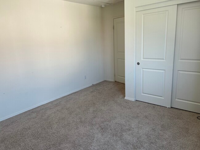 Building Photo - 541 Hydrangea St
