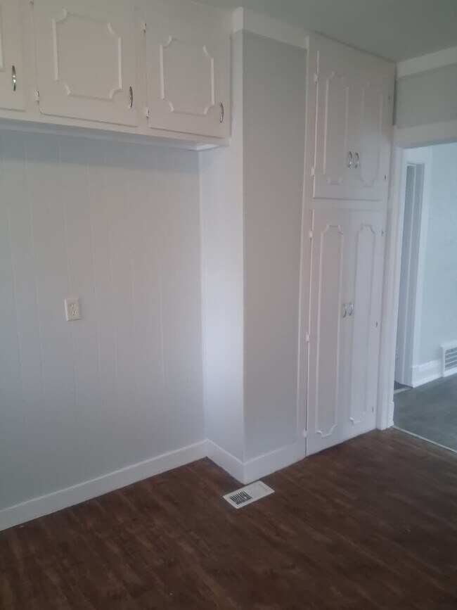 Building Photo - 1942 Barrows St