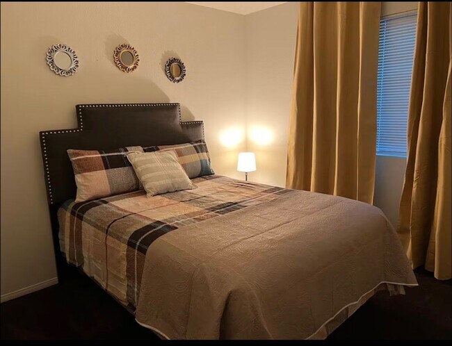 Building Photo - Best Deal in Town - Fully furnished 3 BD 2 BA Home
