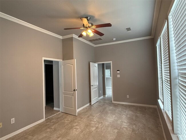 Building Photo - 16126 Saxon Hollow Ln