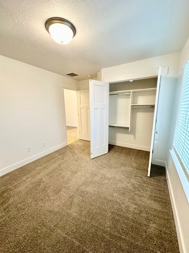 Building Photo - HC515