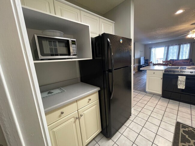 Building Photo - Furnished 2 bedroom 2 bath