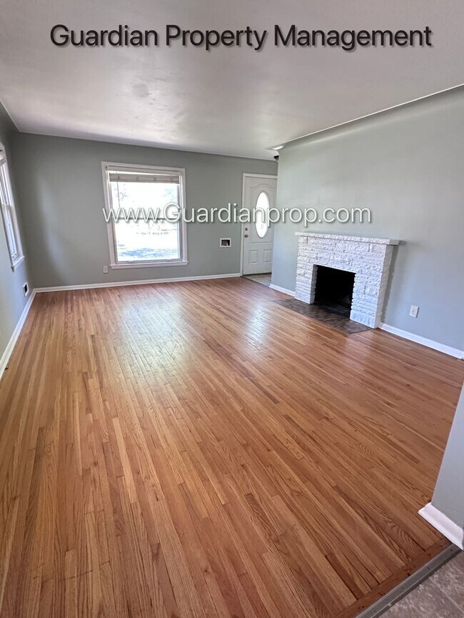 Building Photo - Crosstown Side By Side, Washer/Dryer In Unit, 1 Garage Space, Hardwood Floors, Dishwasher