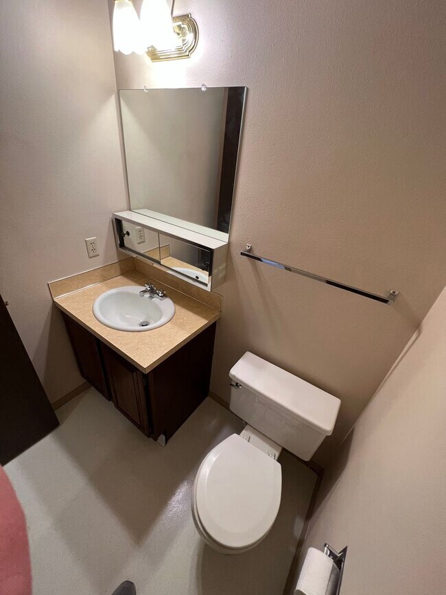 Building Photo - 3 Bedroom, 1.5 Bath Townhome W/ Attached S...