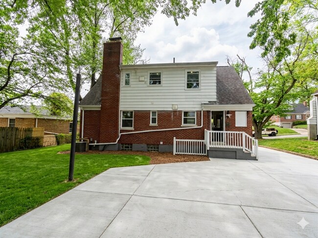 Building Photo - 5568 Raceview Ave