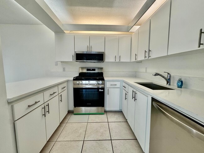 Building Photo - 6330 Red Pine Ln