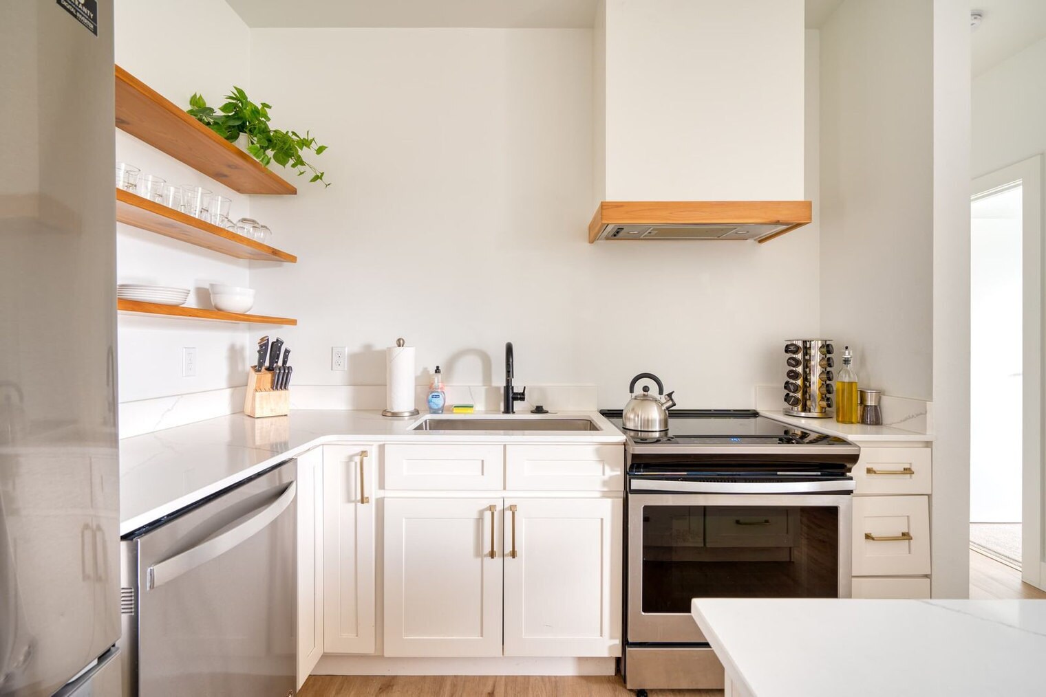 Building Photo - 4980 N Vancouver Ave