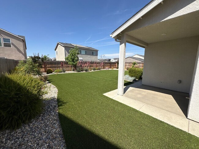 Building Photo - Lennar Home with Solar Available now for m...
