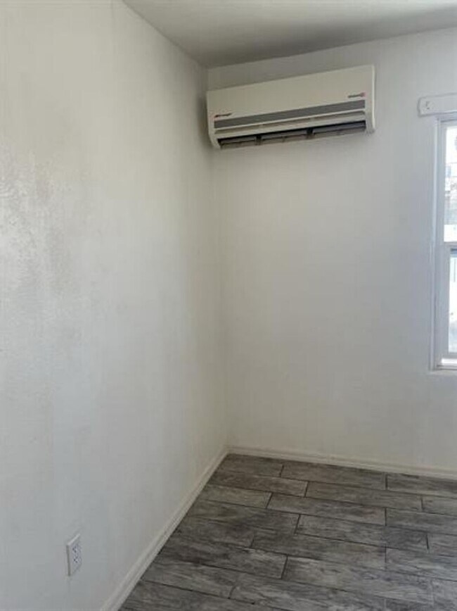 Building Photo - Minutes to U of A Duplex
