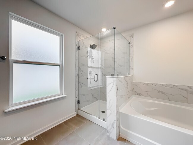 Building Photo - 826 Flach Dr