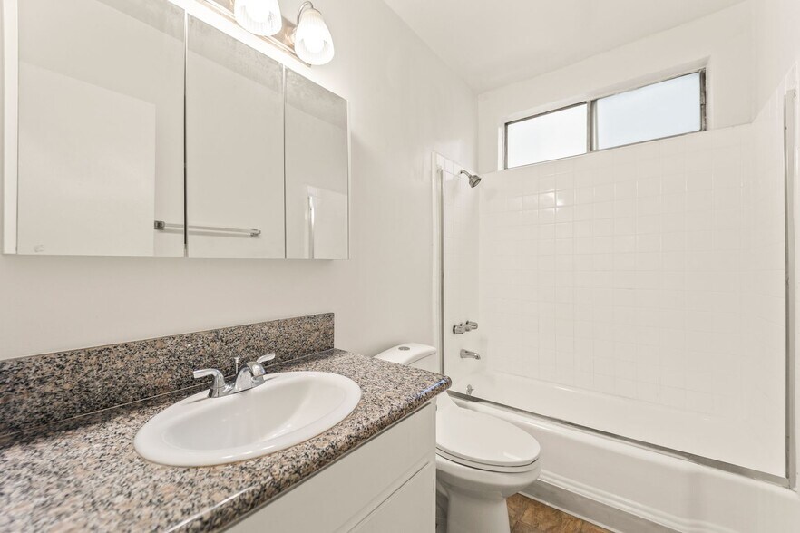 Building Photo - 714 W Knoll Dr